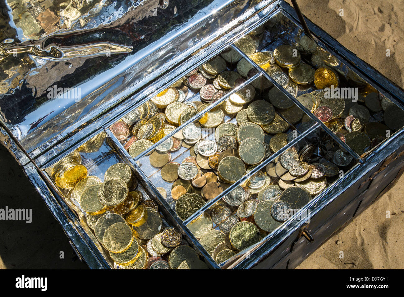 Boîte à trésor, à la poitrine, avec plein de pièces d'or et d'argent. Replica, partie d'un jeu de chasse au trésor. Banque D'Images
