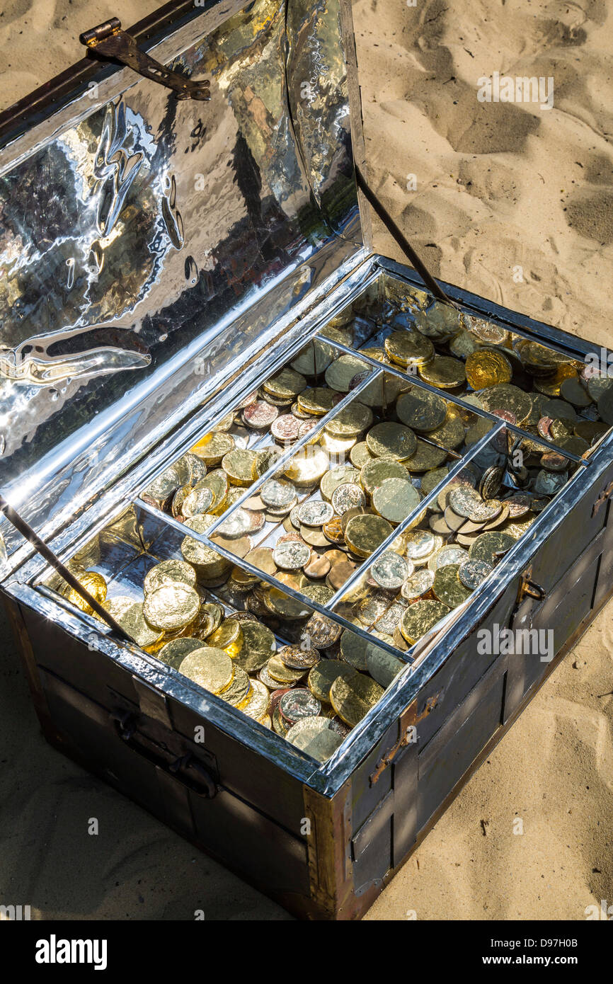 Boîte à trésor, à la poitrine, avec plein de pièces d'or et d'argent. Replica, partie d'un jeu de chasse au trésor. Banque D'Images