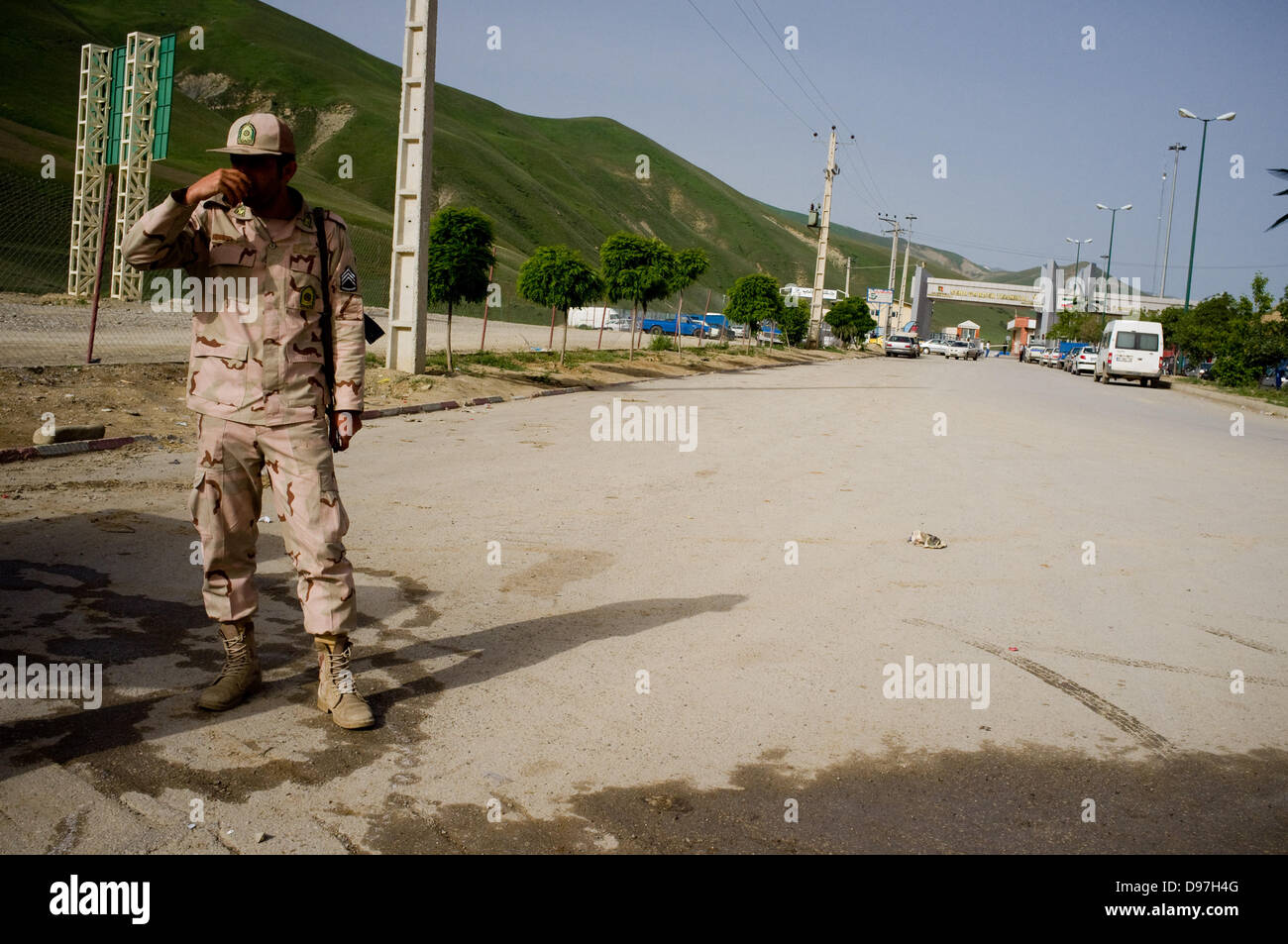 31/05/2013 - frontaliers Sero, Orumieh. Une armée à quelques mètres de la frontière de sérosurveillance communique avec le Kurdistan turc.Il s'agit d'une série de photographies de la vie quotidienne prises sur le territoire iranien au cours des dernières semaines, juste avant les élections du 14 juin. Banque D'Images