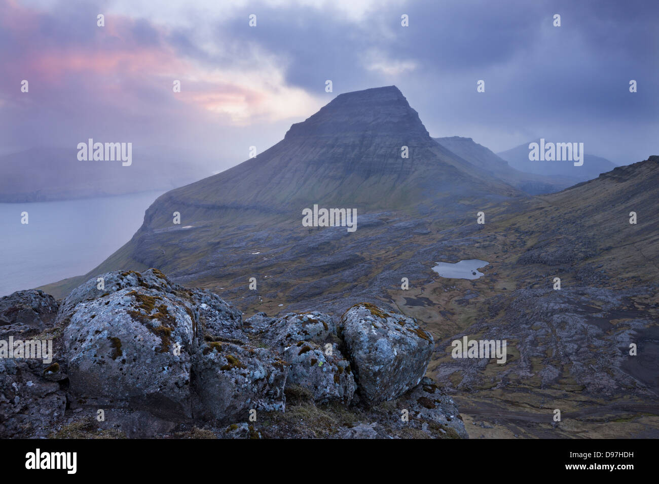 Soirée atmosphérique dans les montagnes de Streymoy, îles Féroé, de l'Europe. En été (juin) 2012. Banque D'Images
