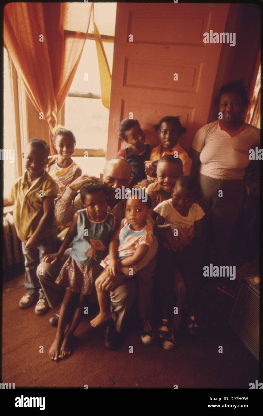 Mère et père noir avec leurs huit enfants dans le Ghetto de Chicago Côté sud, 07/1973 Banque D'Images