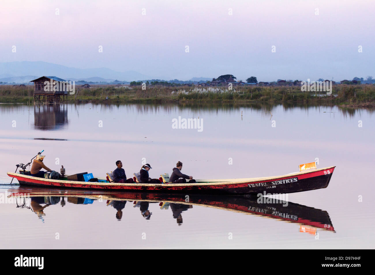 Bateau de plaisance sur le lac Inle, Myanmar, au crépuscule Banque D'Images