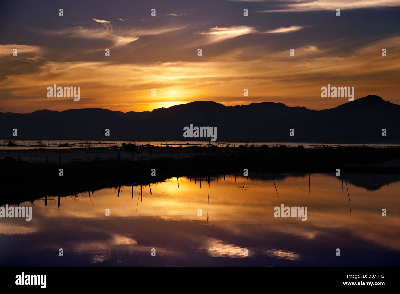 Crépuscule serein sur le lac Inle, Myanmar 3 Banque D'Images
