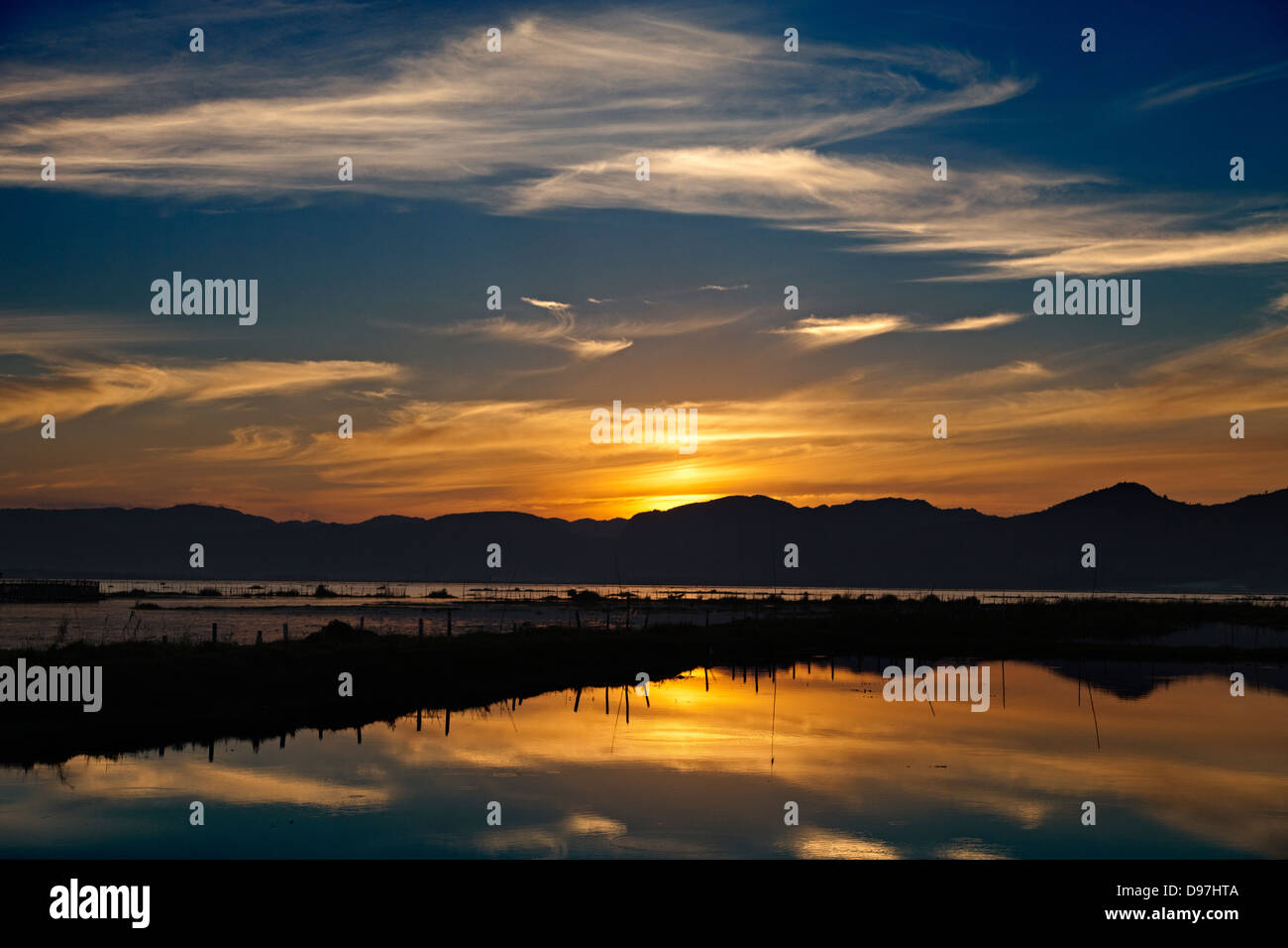 Crépuscule serein sur le lac Inle, Myanmar 4 Banque D'Images