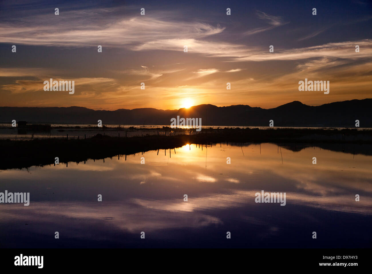 Coucher du soleil sur le lac Inle sereine, Myanmar Banque D'Images