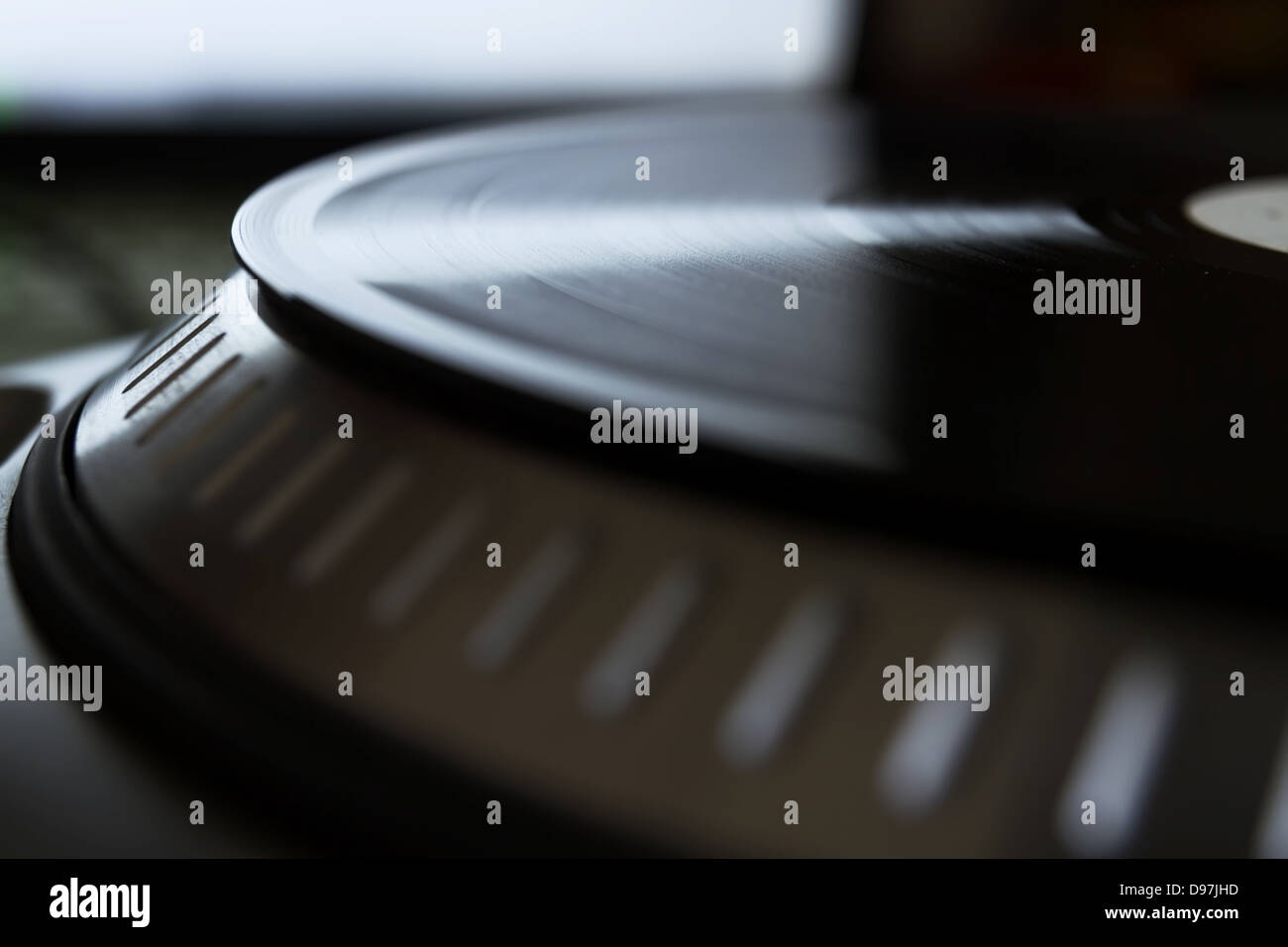 L'équipement sonore professionnel pour un disc-jockey. Les joueurs de la platine disque vinyle et le mixage du son 2 canaux du contrôleur. Banque D'Images