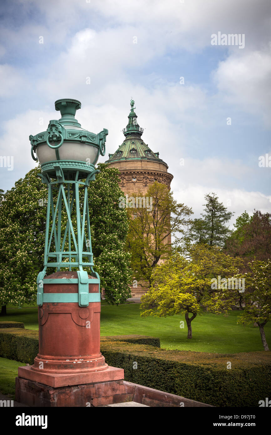 Mannheim, Allemagne, Europe. Wasserturm (château d'eau) et lampe. Banque D'Images