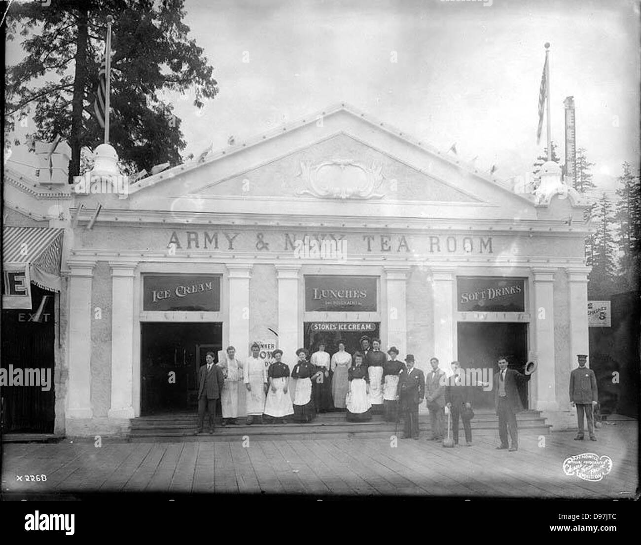 Le salon de thé de l'Armée et de la Marine à l'exposition Alaska-Yukon-Pacific de 1909 à Seattle offrait aux visiteurs un lieu de détente. L'exposition a mis en lumière les réalisations et la culture du Nord-Ouest Pacifique. Banque D'Images