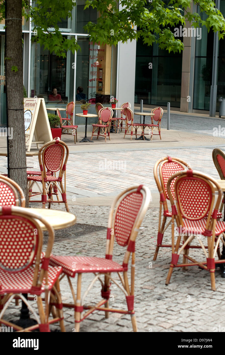 Chaises vides à l'extérieur Café Rouge dans le centre-ville de Sheffield Banque D'Images