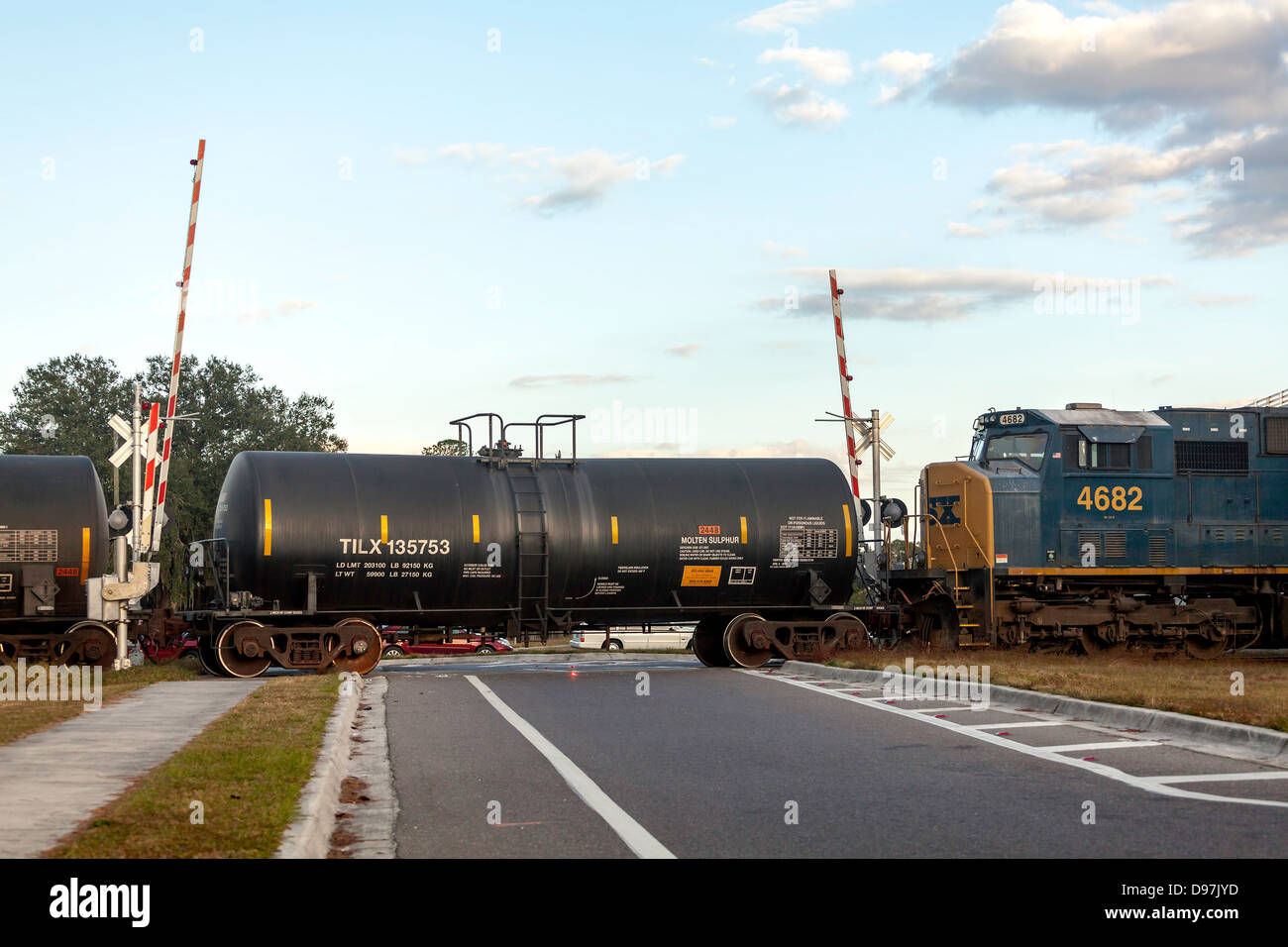 CSX 4682 moteur de traction d'un train de fret dont deux wagons-citernes noir grâce à un passage à niveau à Hawthorne, en Floride. Banque D'Images