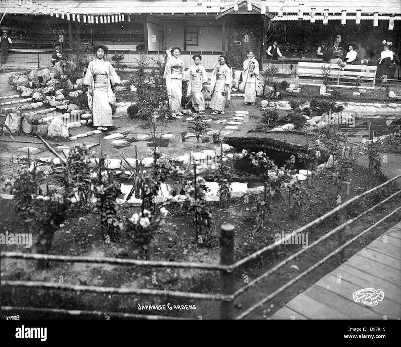 Cette image montre le village japonais à l'exposition Alaska-Yukon-Pacific de 1909. Il met en évidence les expositions culturelles et architecturales lors de l'exposition, reflétant l'influence japonaise au début du XXe siècle. Banque D'Images