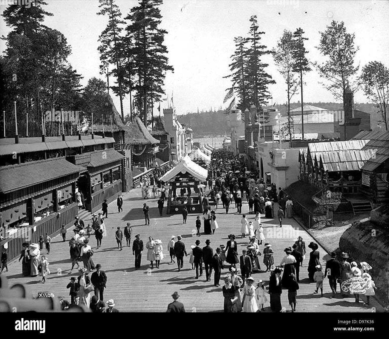 Cette photographie de l'exposition Alaska-Yukon-Pacific de 1909 à Seattle capture la vue vers le sud sur le Pay Streak, l'un des principaux secteurs de la foire. L’événement a présenté diverses expositions et innovations de partout en Amérique du Nord. Banque D'Images
