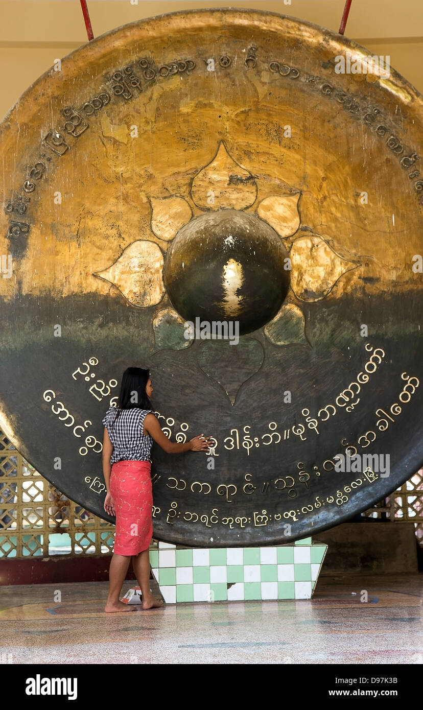 Gong géant dans la Pagode Mahamuni Banque D'Images