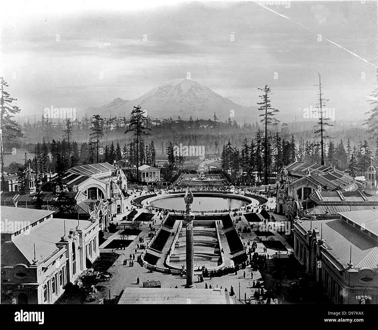 Cette photographie aérienne montre l'exposition Alaska-Yukon-Pacific à Seattle, avec le mont Rainier en arrière-plan, de l'année 1909. Banque D'Images