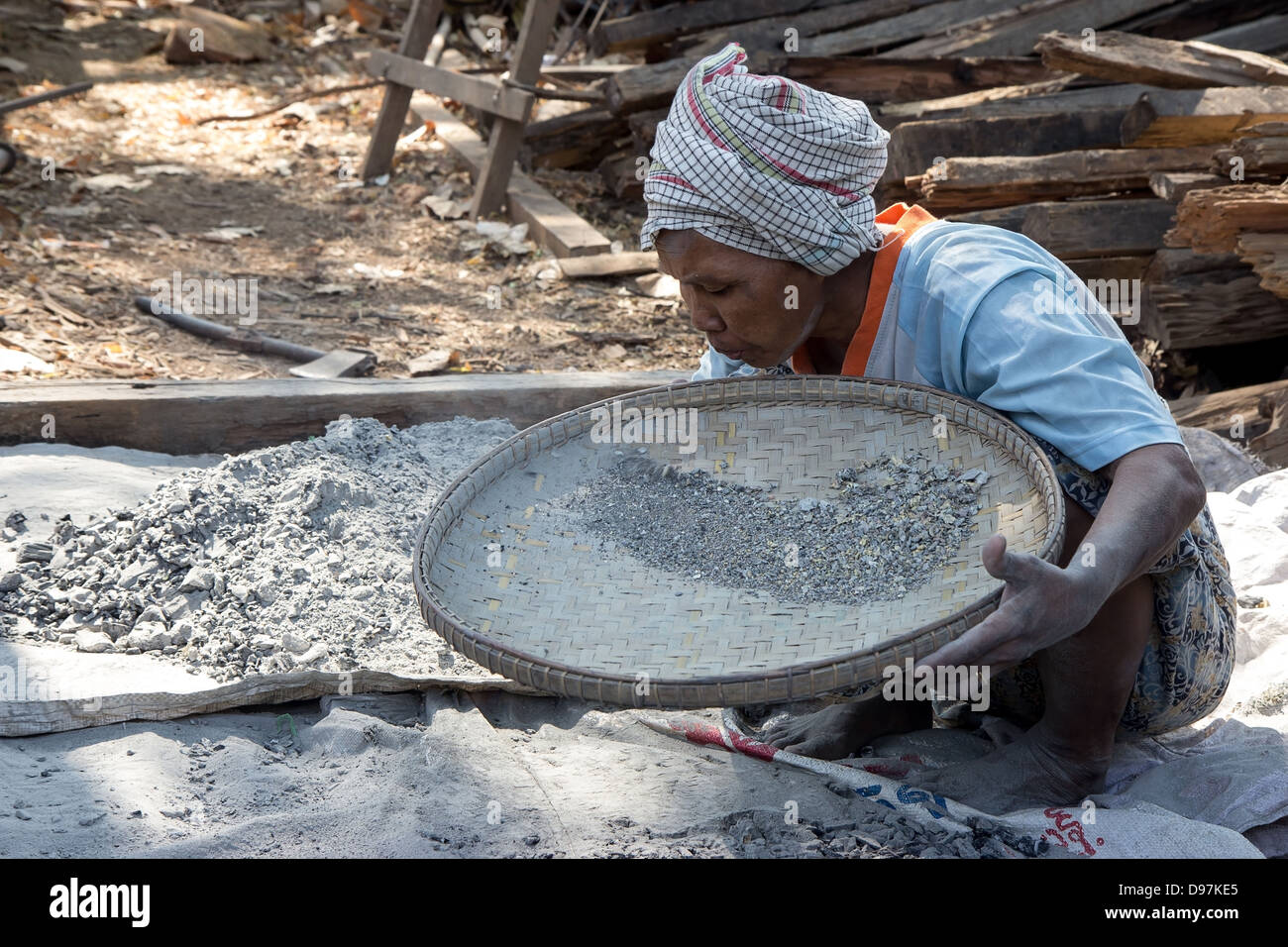 Femme soumise à un dépistage des matériaux de construction Banque D'Images
