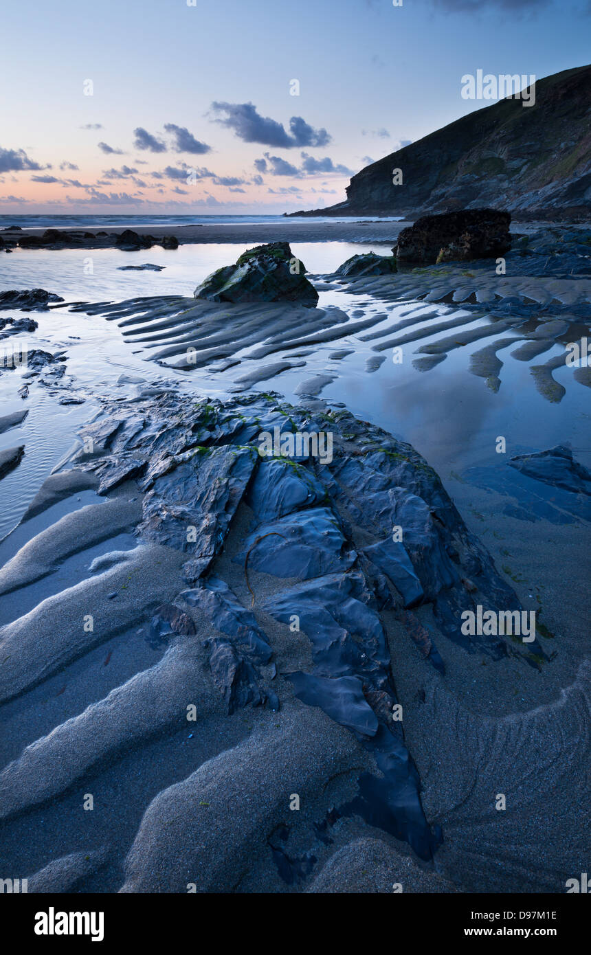 Crépuscule sur Tregardock Beach de North Cornwall, Angleterre. L'été (juillet) 2012. Banque D'Images