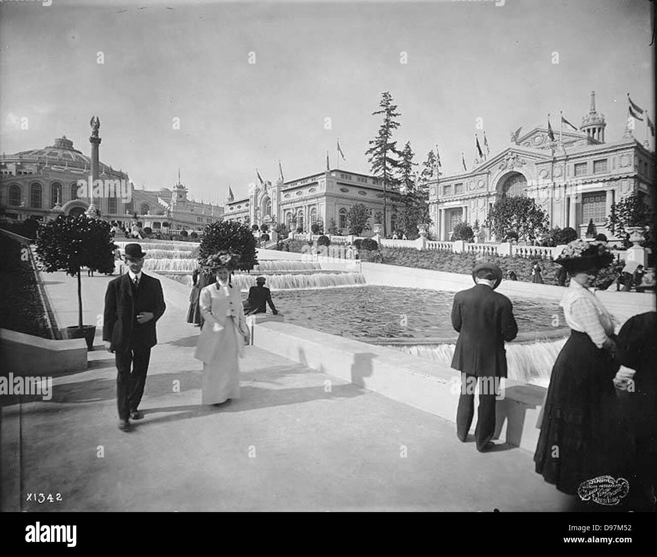 Photographie montrant la Cour d'honneur à l'exposition Alaska-Yukon-Pacific de 1909 à Seattle, avec les monts Cascades en arrière-plan. L'image met en évidence les caractéristiques architecturales de la foire et son cadre pittoresque. Banque D'Images
