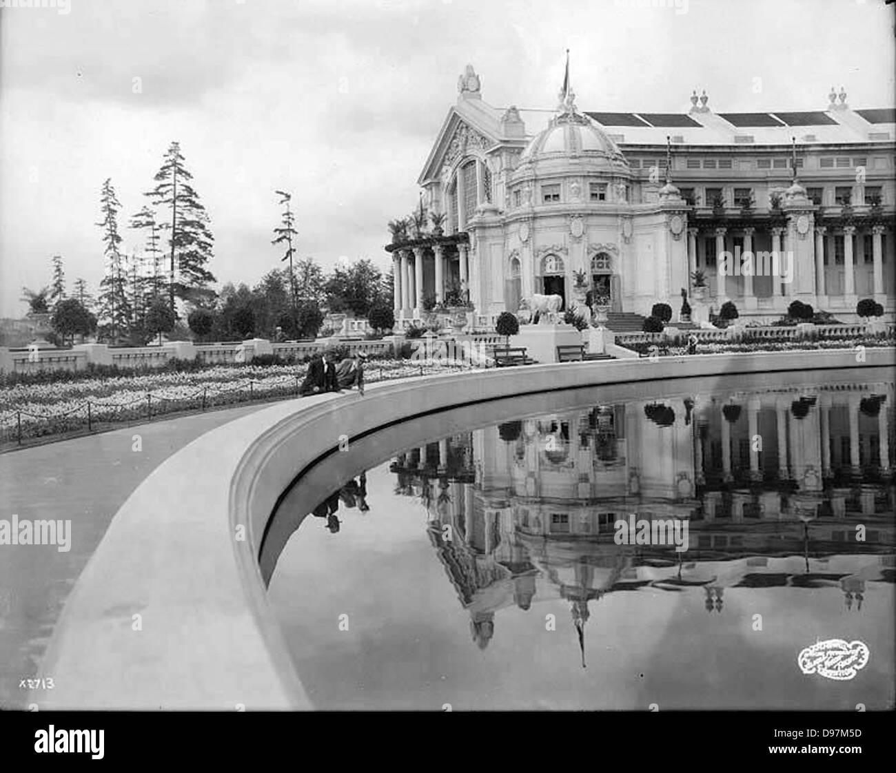 La cour centrale de l'exposition Alaska-Yukon-Pacific de 1909, avec le bassin Geyser et l'édifice de l'agriculture. La photographie capture un moment important de l'exposition, mettant en valeur l'architecture et les expositions de l'époque. Banque D'Images