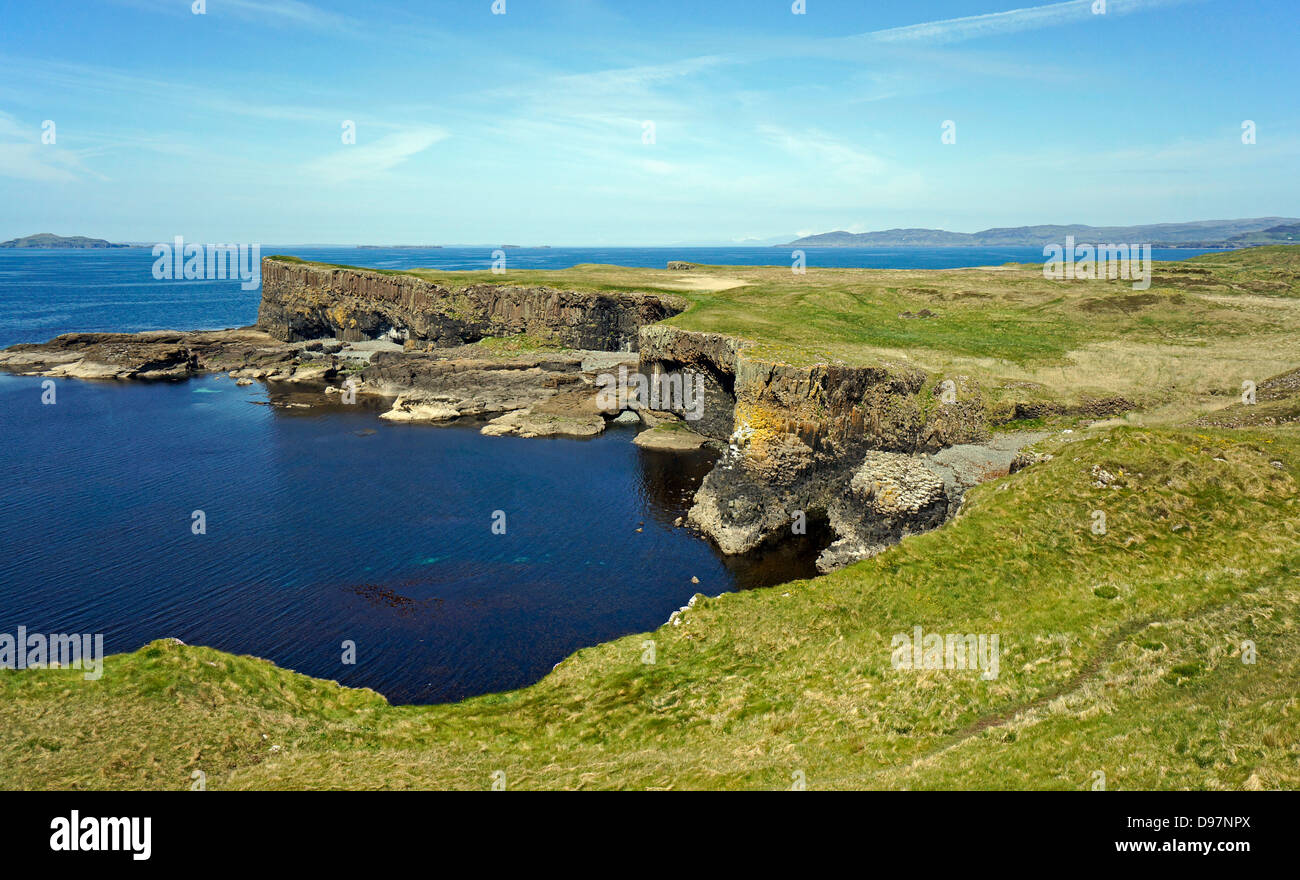 Côte occidentale de l'île de Staffa Hébrides intérieures en Ecosse Banque D'Images