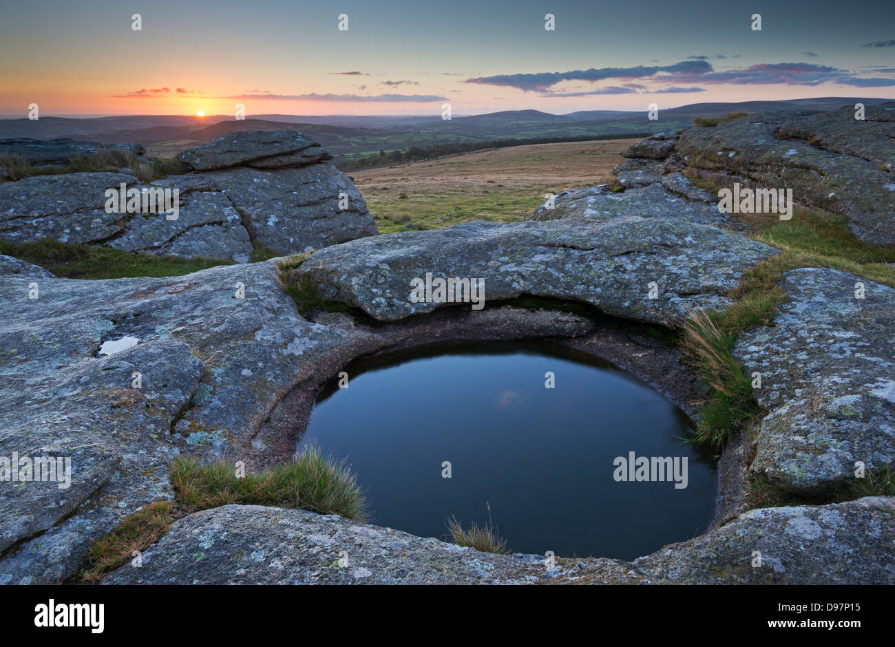 Vue de Kestor Rock au lever du soleil, Dartmoor, dans le Devon, Angleterre. L'automne (septembre) 2012. Banque D'Images