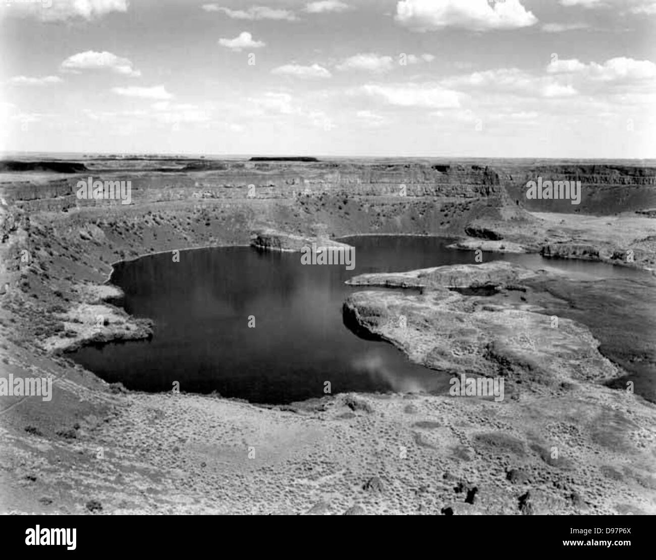 Une photographie à vol d'oiseau du lac Dry Falls, situé dans le parc d'État de Sun Lakes, Washington, capturant les caractéristiques géologiques uniques du lac et le paysage naturel environnant. Banque D'Images