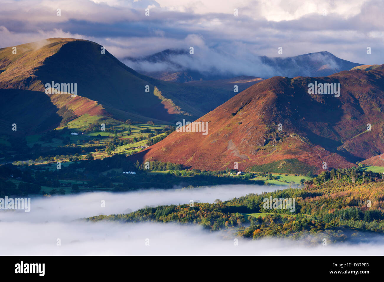 Newlands vallée entourée de brume à l'aube, Lake District, Cumbria, Angleterre. L'automne (octobre) 2012. Banque D'Images