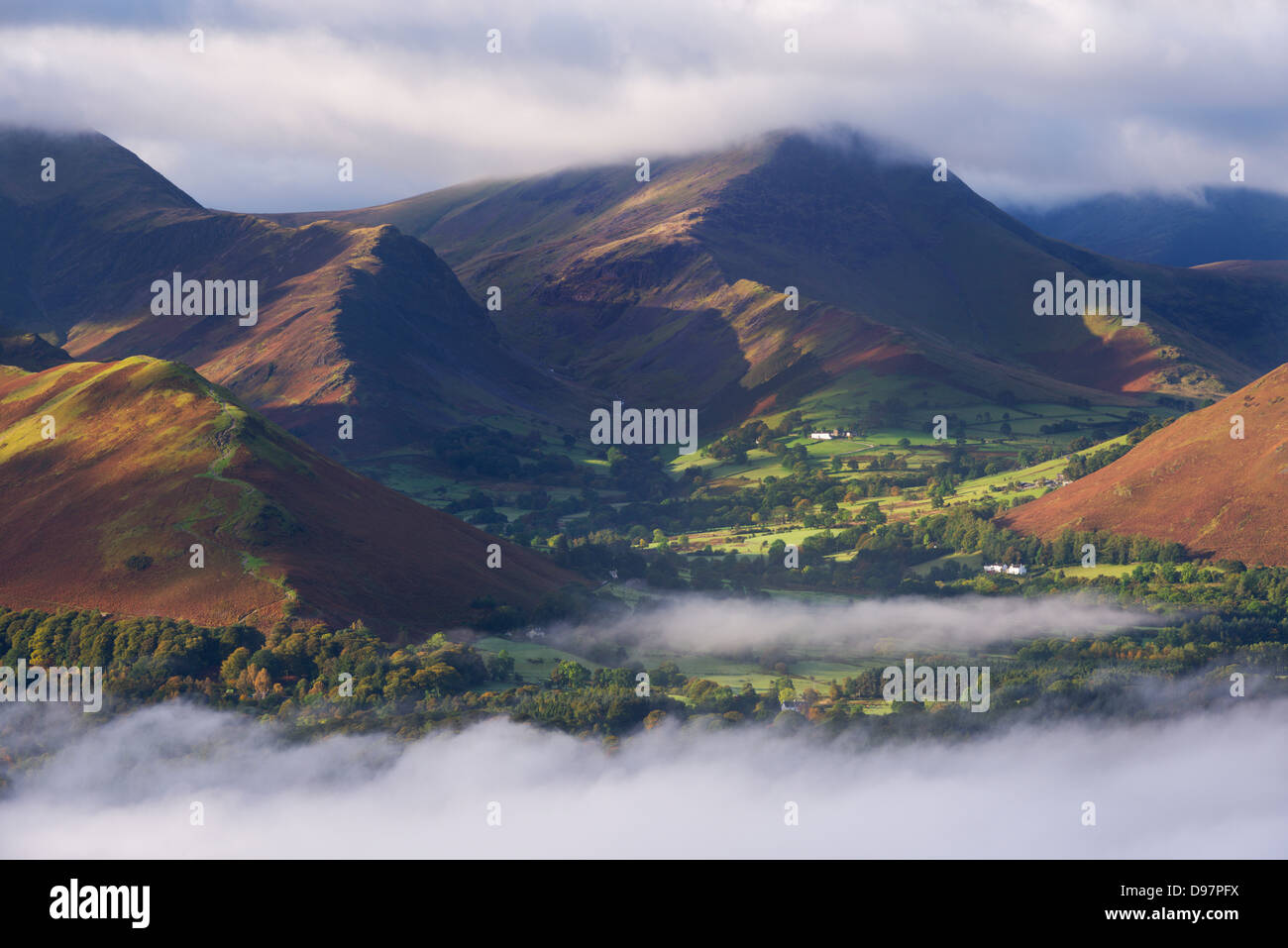 Newlands vallée entourée de brume à l'aube, Lake District, Cumbria, Angleterre. L'automne (octobre) 2012. Banque D'Images Newlands vallée entourée de brume à l'aube, Lake District, Cumbria, Angleterre. L'automne (octobre) 2012. Banque D'Images