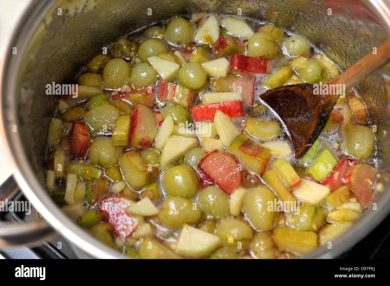 Faire de la confiture de rhubarbe, groseilles et apple dans une casserole Banque D'Images