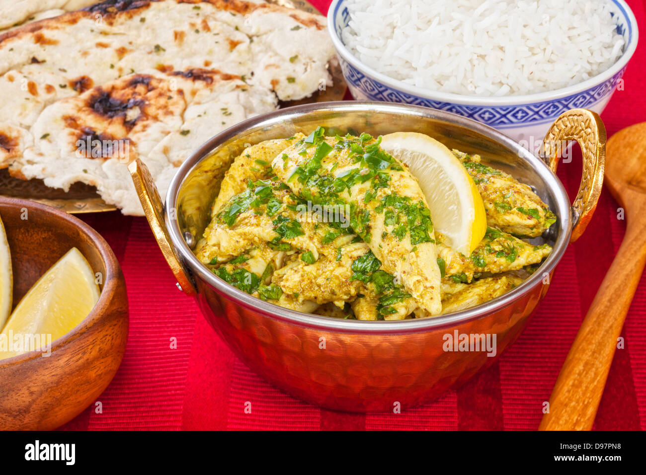 Poulet au Curry avec du riz et du pain naan indien savoureux - Poulet au curry, aromatisé avec du gingembre, du citron, de la coriandre et le piment, servis avec.. Banque D'Images