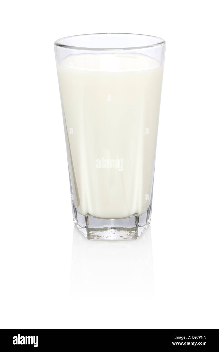 Verre de lait - grand verre de lait isolé sur blanc avec chemin de détourage. Banque D'Images