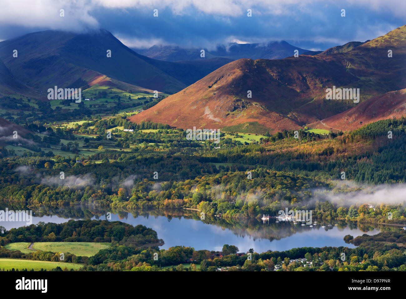 Montagnes et forêts forment une toile de fond de Derwent Water dans le Lake District, Cumbria, Angleterre. L'automne (octobre) 2012. Banque D'Images Montagnes et forêts forment une toile de fond de Derwent Water dans le Lake District, Cumbria, Angleterre. L'automne (octobre) 2012. Banque D'Images