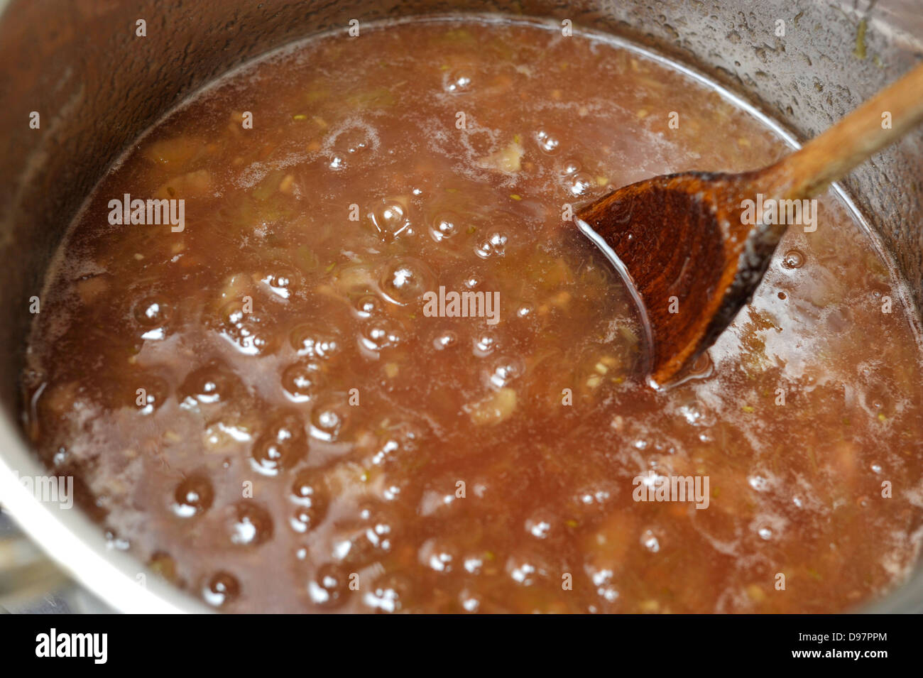 Fruit d'ébullition pour que la rhubarbe et groseille confiture maison. Banque D'Images