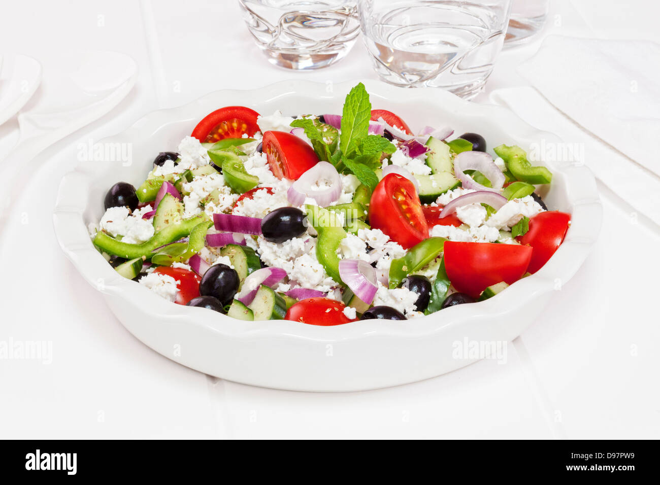 Salade grecque salade faite à partir de la populaire, tomates, concombre, poivron vert, olives noires, menthe, origan et le fromage feta. Banque D'Images