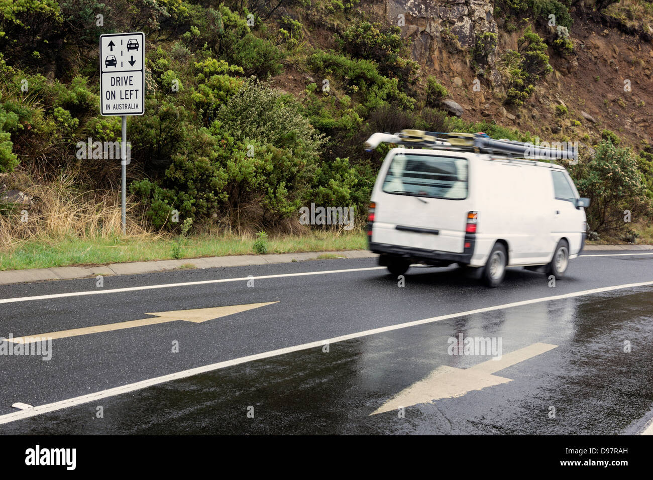 Conduire à gauche en Australie signe et les camping-car blanc Banque D'Images