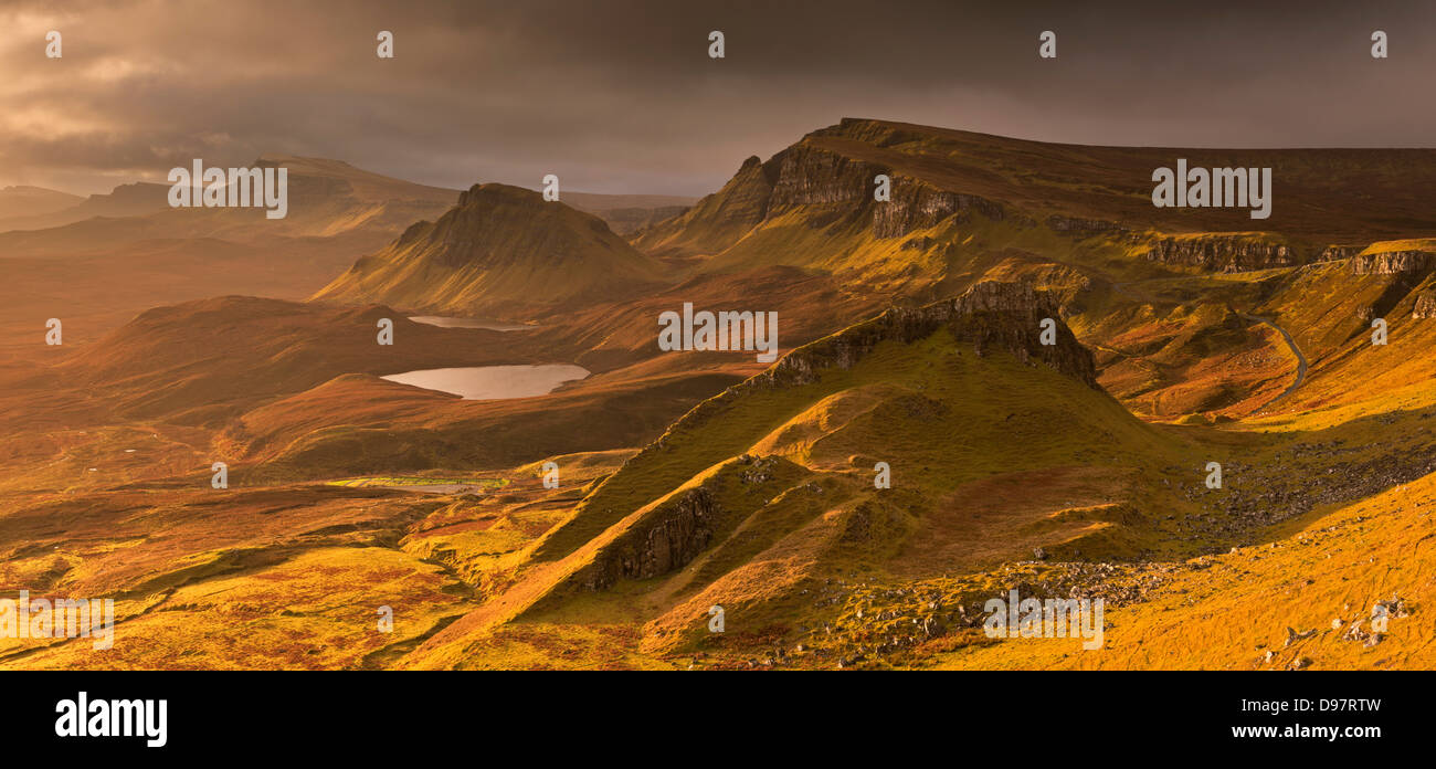 Lumière sur le Quiraing tempête sur l'île de Skye, en Ecosse. L'automne (novembre) 2012. Banque D'Images