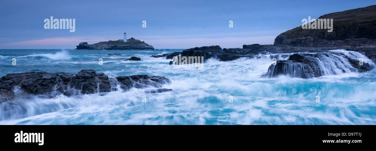 Les vagues déferlent autour des roches près de phare de Godrevy, Cornwall, Angleterre. L'hiver (février) 2013 Banque D'Images