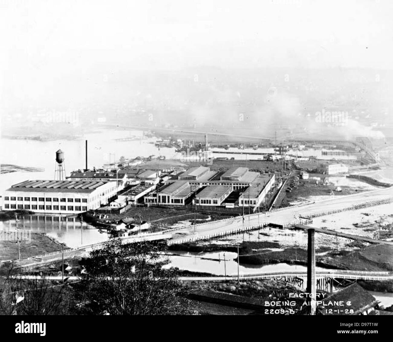 Cette photographie aérienne montre l'usine d'avions Boeing située sur le côté est de la rivière Duwamish à Seattle, Washington. Il souligne l’emplacement de l’usine et son rôle dans la fabrication d’avions. Banque D'Images