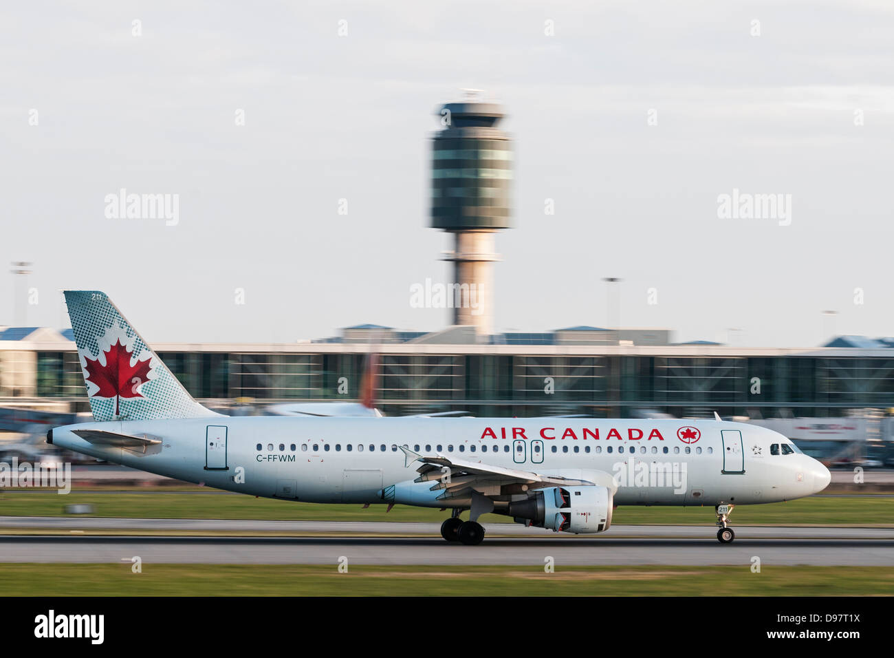 Un Airbus A320 d'Air Canada Jetliner (C-FFWM) fait un atterrissage à l'Aéroport International de Vancouver. Banque D'Images