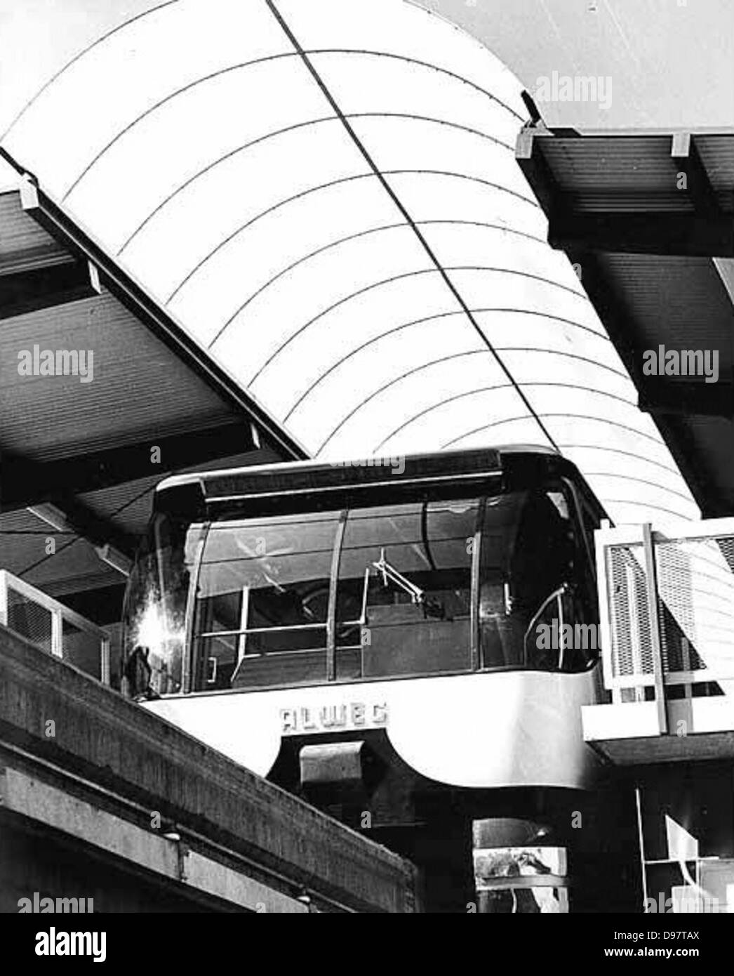 Cette image montre le train monorail à son terminal lors de l'exposition CENTURY 21 à Seattle, Washington. Le monorail était un élément clé du transport à l'exposition universelle de Seattle en 1962, offrant un moyen moderne et efficace pour les visiteurs de voyager entre les sites de l'exposition. Banque D'Images