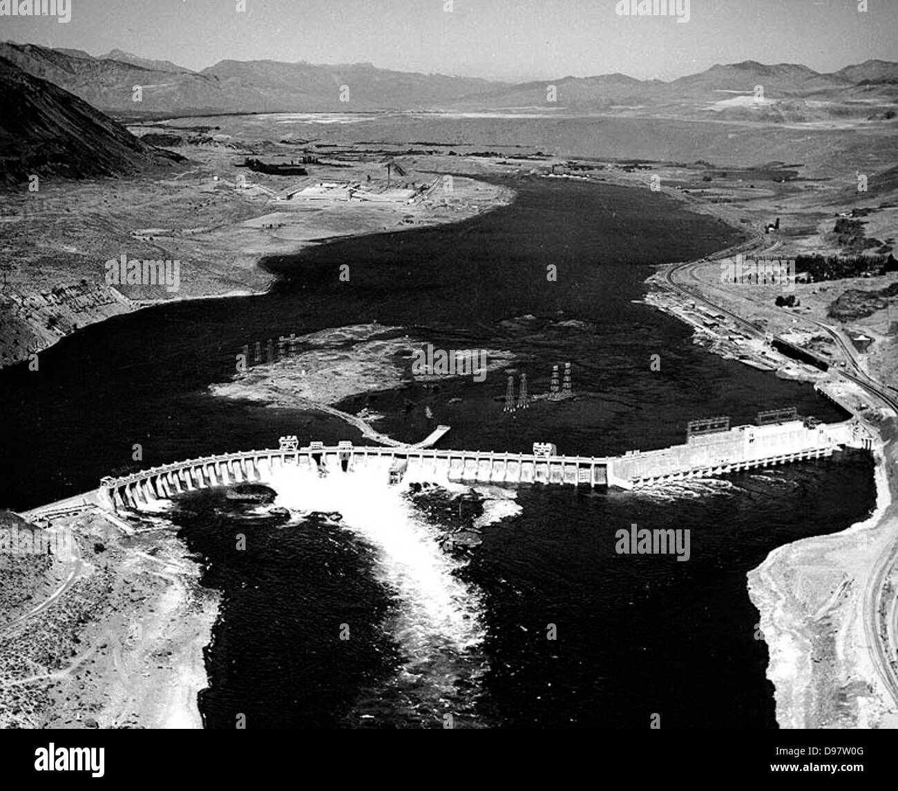 Une photographie aérienne du barrage de Rock Island sur le fleuve Columbia, soulignant son importance dans la gorge du fleuve Columbia. L'image capture la structure du barrage et le paysage environnant. Banque D'Images
