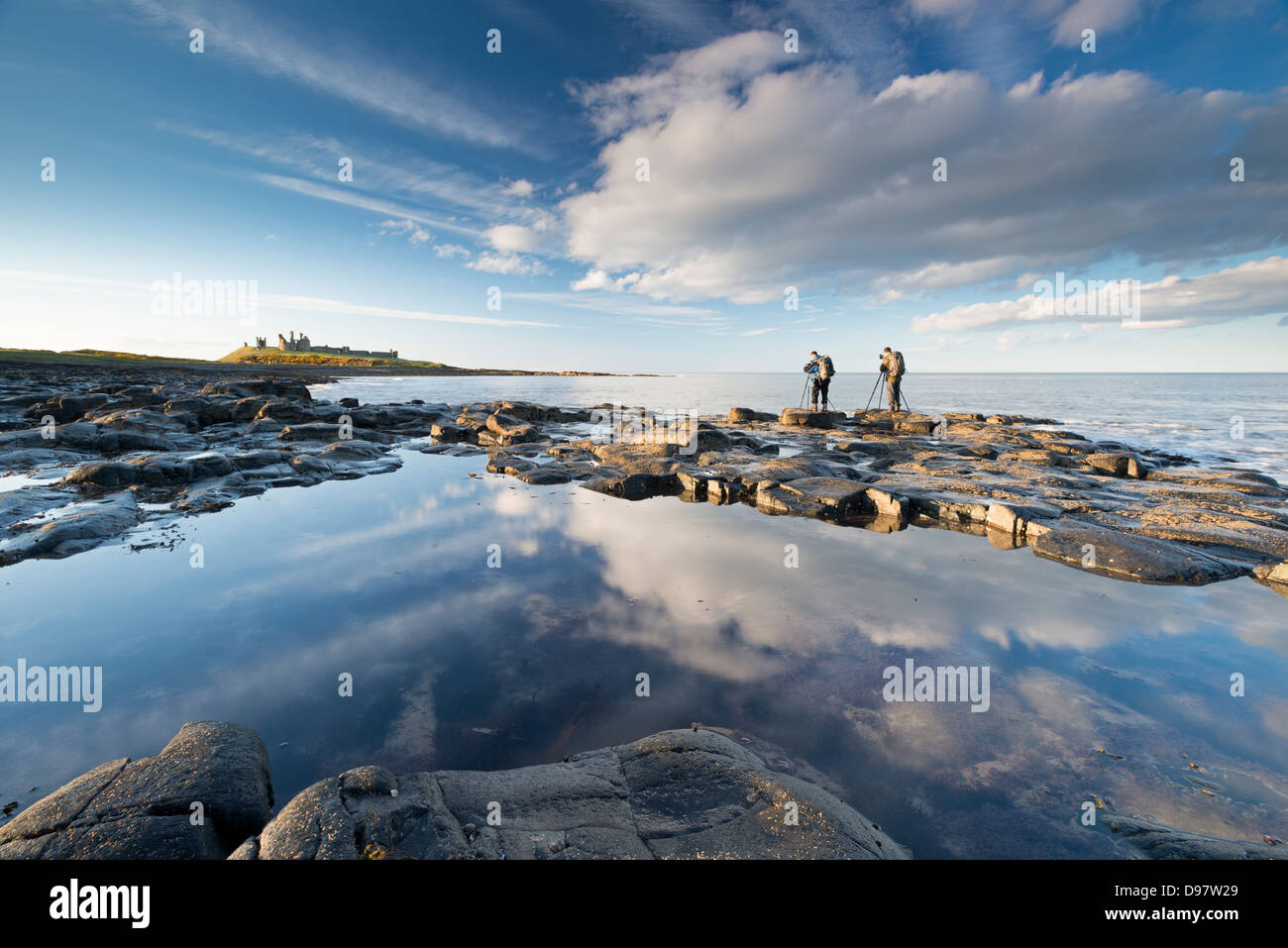 Photographes sur la côte près de Château de Dunstanburgh, Northumberland, Angleterre. Printemps (avril 2013) Banque D'Images