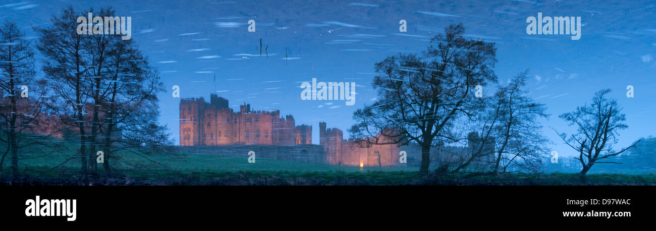 Réflexions du château d'Alnwick et d'arbres dans les eaux de la rivière Aln, Northumberland, Angleterre. Banque D'Images