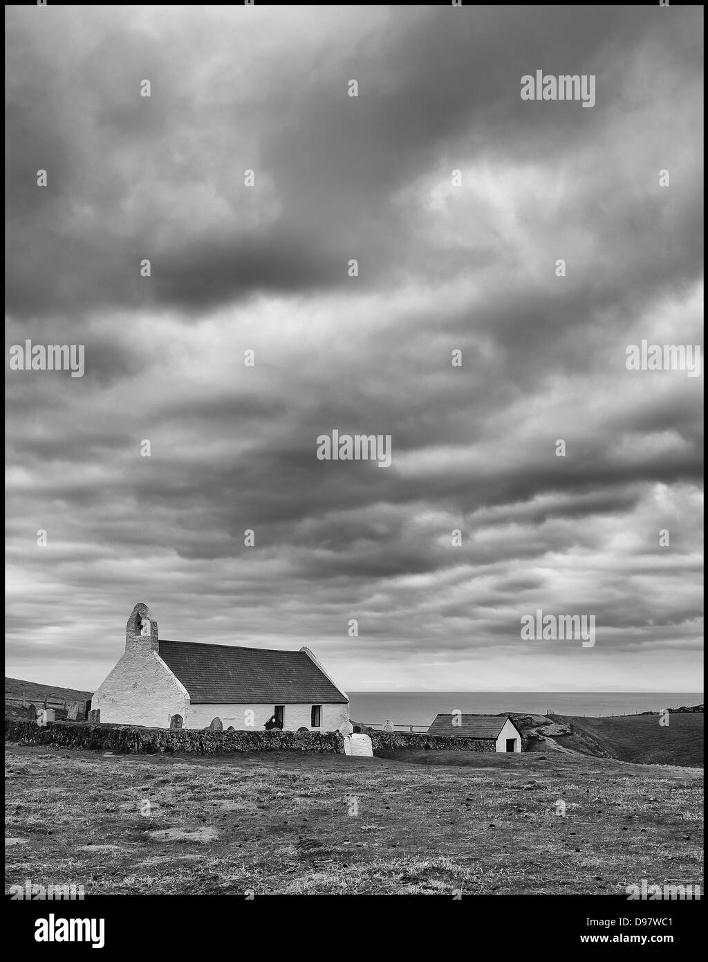 Église Mwnt West Wales mono nuages paysage paysage noir et blanc moody Banque D'Images