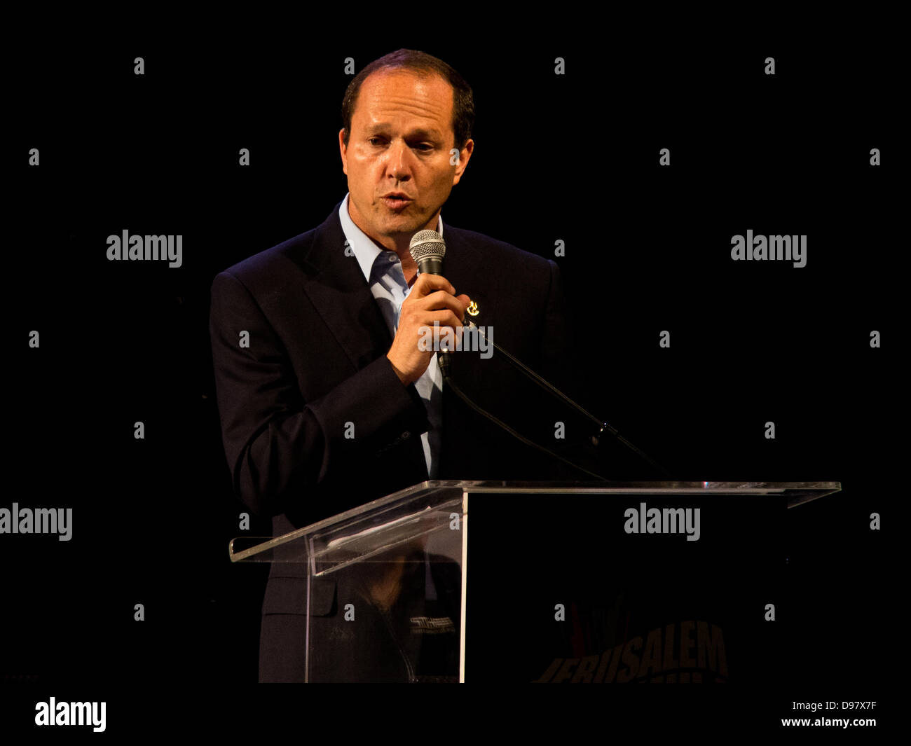 Jérusalem, Israël. 13-juin-2013. Le maire NIR BARKAT, traite d'une conférence de presse quelques heures avant la Formule 1 Jérusalem paix 'Road Show' est sur le point de commencer. Barkat, partage sa passion pour le sport automobile et son expérience ayant participé dans Paris-Dakar Rally il y a 12 ans. Jérusalem, Israël. 13-juin-2013. Jérusalem a accueilli la formule "la paix Road Show' avec la participation de pilotes de renommée internationale et des voitures. Plus de 50 000 spectateurs se sont rassemblés pour le spectacle, lancé par le maire Barkat, tandis que beaucoup de critiques l'extravagante production. Credit : Alon Nir/Alamy Live News Banque D'Images