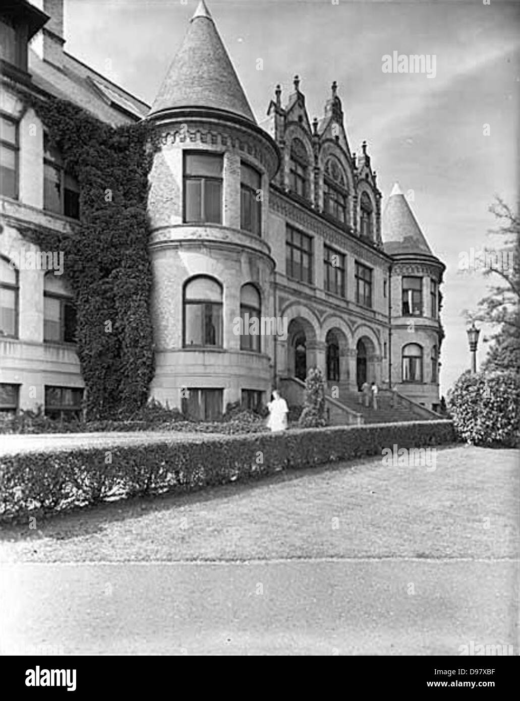 Denny Hall est le premier bâtiment du campus de l'Université de Washington à Seattle. Cette photo met en valeur l’entrée principale emblématique de la structure historique, qui fait partie de la fondation de l’université. Banque D'Images