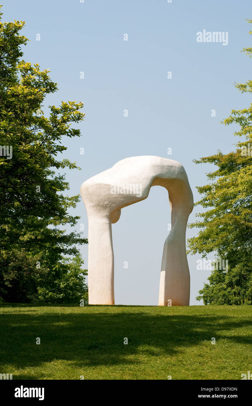Henry Moor's sculpture 'l'Arch' sur Battleston Hill, Wisley Garden, Surrey, UK Banque D'Images
