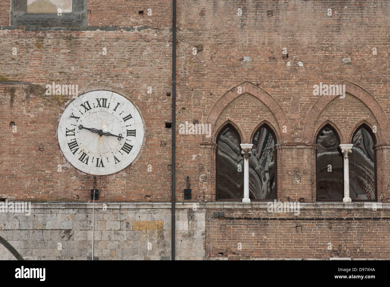 Façade et réveil de l'ancien Ospedale di Santa Maria della Scala, Sienne, Toscane, Italie Banque D'Images