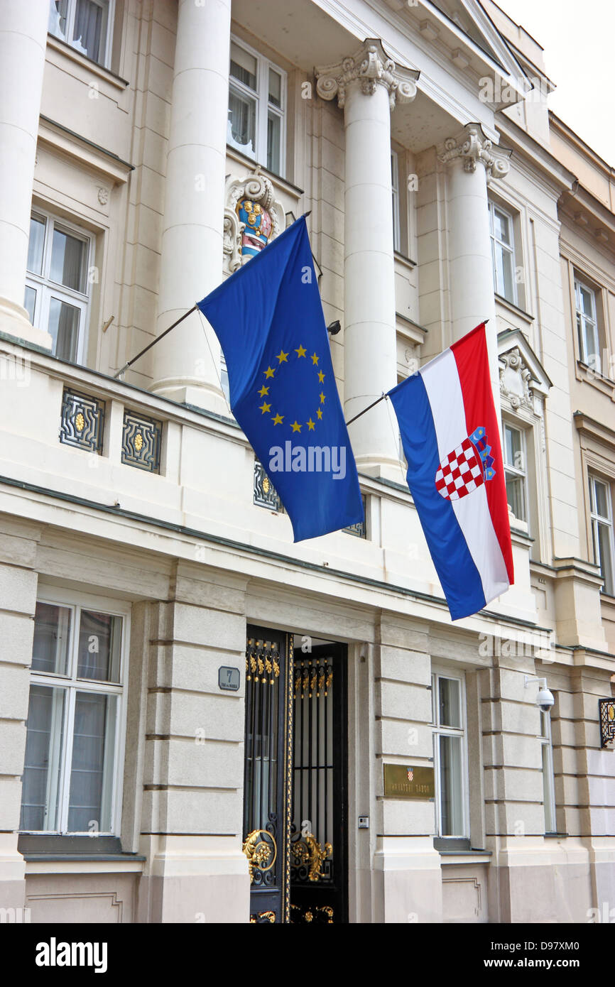 Entrée du parlement croate avec les drapeaux de l'Union européenne et la Croatie Banque D'Images