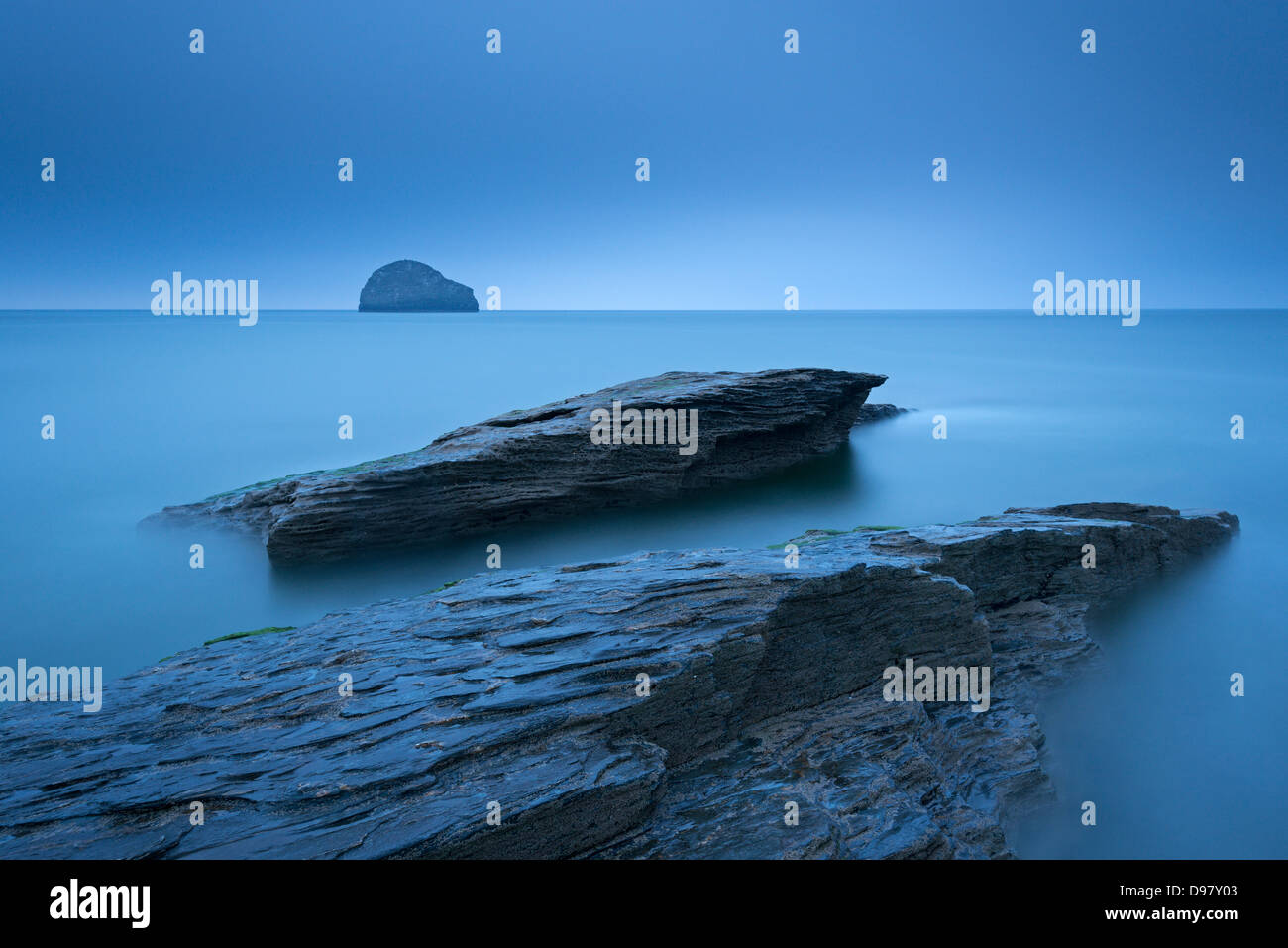 Crépuscule sur la côte nord des Cornouailles de rochers à Strand Trebarwith, Cornwall, Angleterre. En été (juin) 2013. Banque D'Images