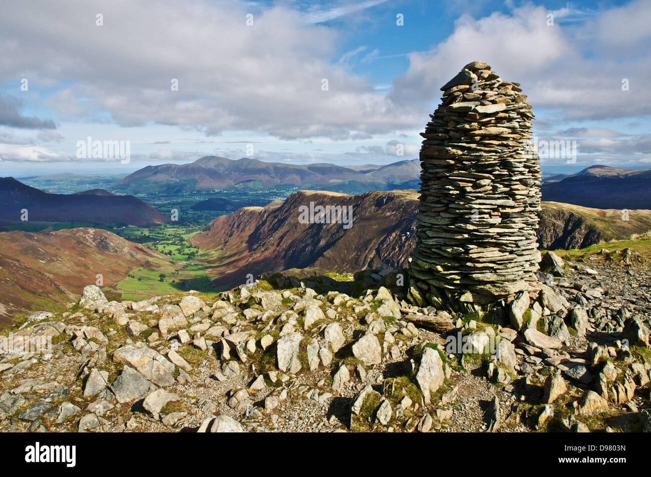 Dale Head cairn et Newlands Valley avec Skiddaw dans la distance Banque D'Images